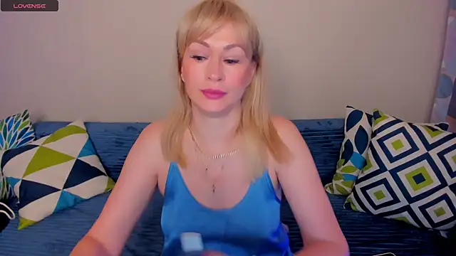 Snapshot of EllenMoore chatting on 29, 7, 2026 EllenMoore online show from 29, 7, 2026