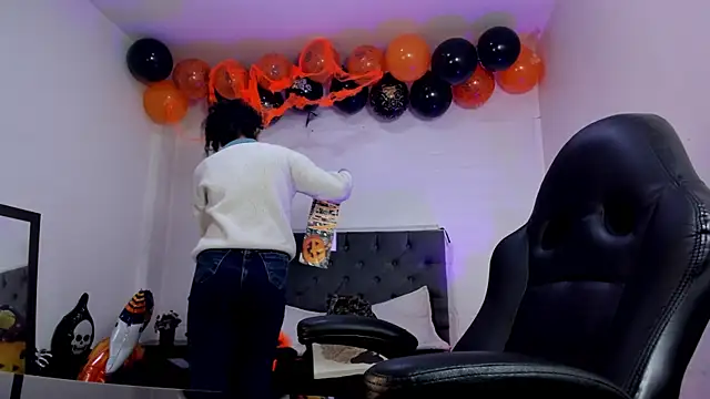 Ellie Alves online show from 5, 11, 2025