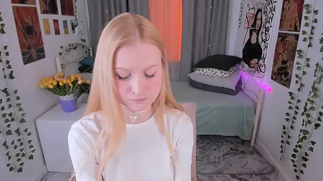 Laly Peach online show from 23, 2, 2025