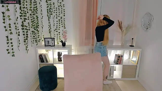 Laly Peach online show from 21, 11, 2025