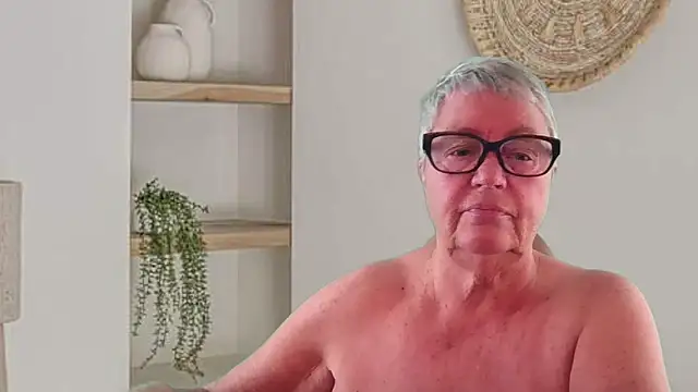 GrannyChrissy68 online show from 25, 5, 2026