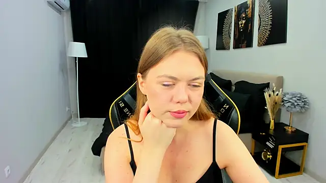 Strawberrye online show from 11, 11, 2025