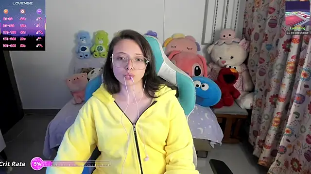 Snapshot of linda-schmidt chatting on 6, 5, 2026 linda-schmidt online show from 6, 5, 2026