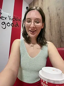 Snapshot of The_Snowwhitee chatting on 7, 5, 2026 The Snowwhitee online show from 7, 5, 2026