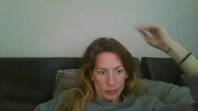 Snapshot of Rhodesxox chatting on 5, 11, 2025 Rhodesxox online show from 5, 11, 2025