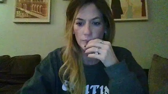 Snapshot of Rhodesxox chatting on 18, 11, 2025 Rhodesxox online show from 18, 11, 2025