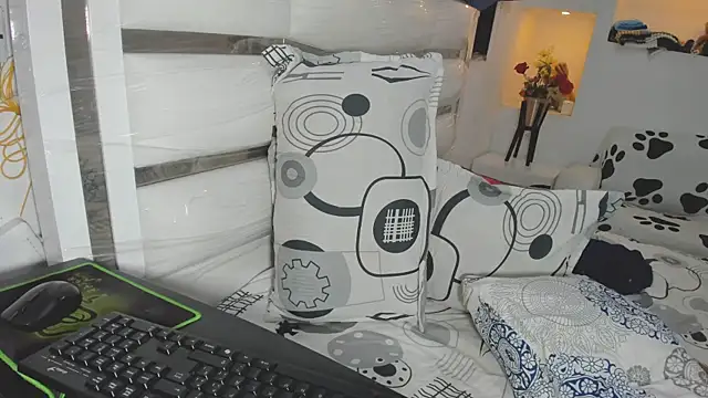 Snapshot of yina-rosse chatting on 23, 6, 2026 yina-rosse online show from 23, 6, 2026