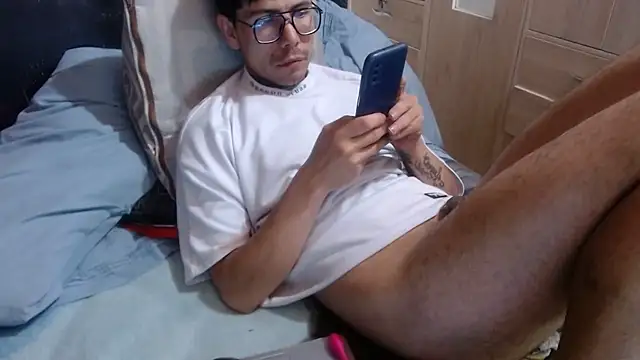 Snapshot of dannnyhot24 chatting on 5, 1, 2025 dannnyhot24 online show from 5, 1, 2025