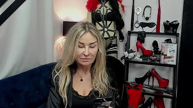 Snapshot of crystaLUX chatting on 16, 12, 2024 crystaLUX online show from 16, 12, 2024