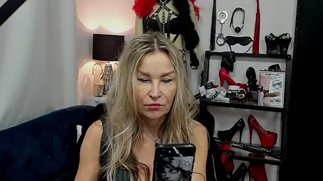 Snapshot of crystaLUX chatting on 20, 12, 2024 crystaLUX online show from 20, 12, 2024