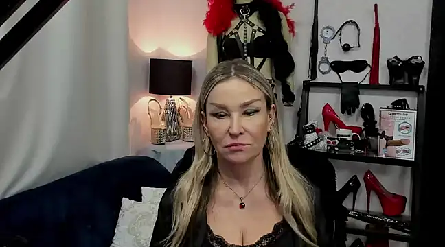 Snapshot of crystaLUX chatting on 30, 12, 2024 crystaLUX online show from 30, 12, 2024