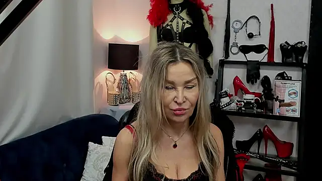 Snapshot of crystaLUX chatting on 31, 12, 2024 crystaLUX online show from 31, 12, 2024