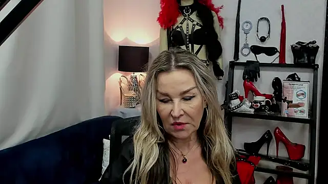 Snapshot of crystaLUX chatting on 7, 1, 2025 crystaLUX online show from 7, 1, 2025