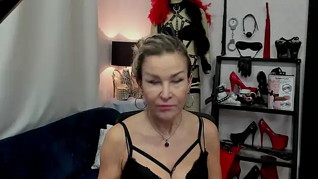 Snapshot of crystaLUX chatting on 10, 1, 2025 crystaLUX online show from 10, 1, 2025