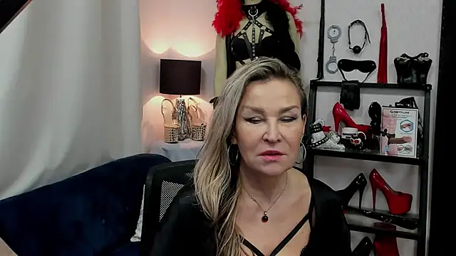Snapshot of crystaLUX chatting on 10, 1, 2025 crystaLUX online show from 10, 1, 2025