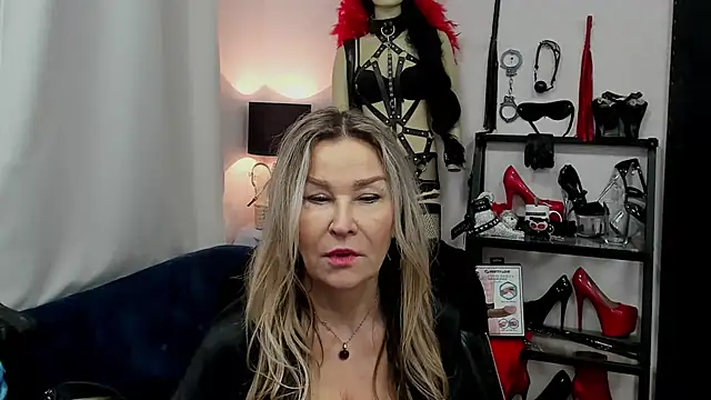 Snapshot of crystaLUX chatting on 23, 1, 2025 crystaLUX online show from 23, 1, 2025