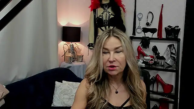 Snapshot of crystaLUX chatting on 3, 2, 2025 crystaLUX online show from 3, 2, 2025