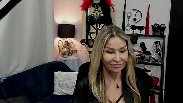 Snapshot of crystaLUX chatting on 24, 2, 2025 crystaLUX online show from 24, 2, 2025