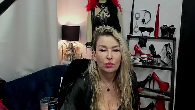 Snapshot of crystaLUX chatting on 26, 2, 2025 crystaLUX online show from 26, 2, 2025