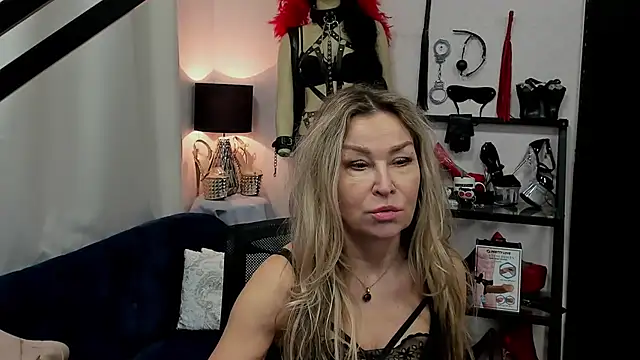 Snapshot of crystaLUX chatting on 4, 3, 2025 crystaLUX online show from 4, 3, 2025