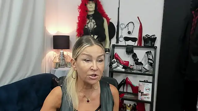 Snapshot of crystaLUX chatting on 9, 9, 2025 crystaLUX online show from 9, 9, 2025