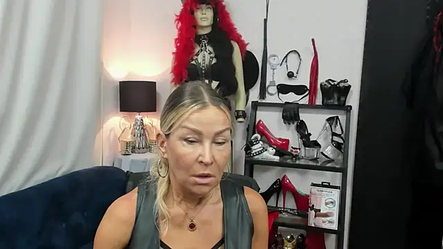 Snapshot of crystaLUX chatting on 11, 9, 2025 crystaLUX online show from 11, 9, 2025