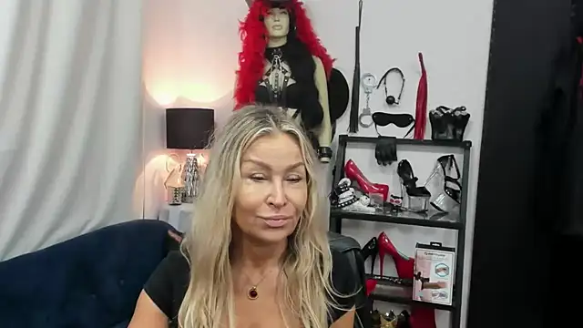 Snapshot of crystaLUX chatting on 18, 9, 2025 crystaLUX online show from 18, 9, 2025