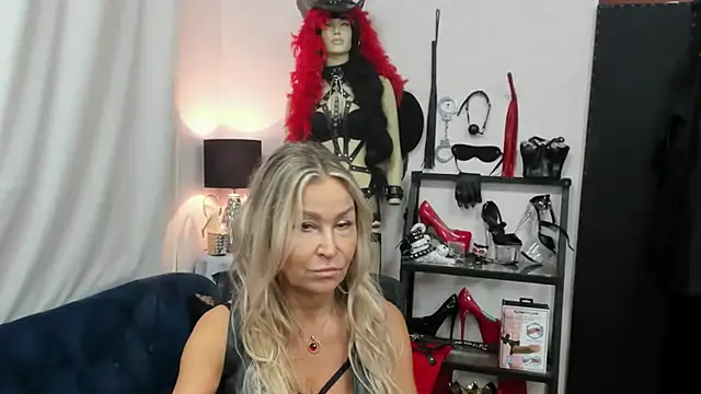 Snapshot of crystaLUX chatting on 22, 9, 2025 crystaLUX online show from 22, 9, 2025