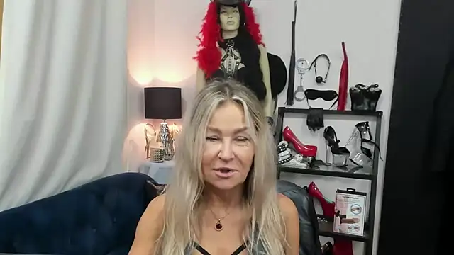 Snapshot of crystaLUX chatting on 30, 9, 2025 crystaLUX online show from 30, 9, 2025
