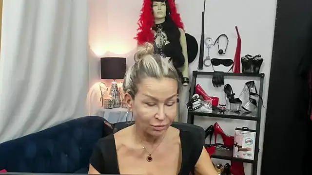 Snapshot of crystaLUX chatting on 7, 10, 2025 crystaLUX online show from 7, 10, 2025