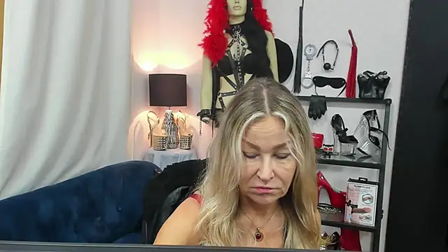Snapshot of crystaLUX chatting on 14, 10, 2025 crystaLUX online show from 14, 10, 2025