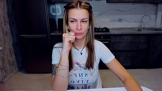 Snapshot of AlexiaDarren chatting on 4, 2, 2025 AlexiaDarren online show from 4, 2, 2025