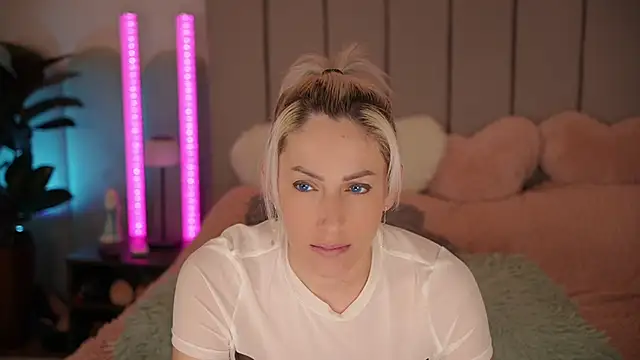 VickySecret96 online show from 4, 4, 2026