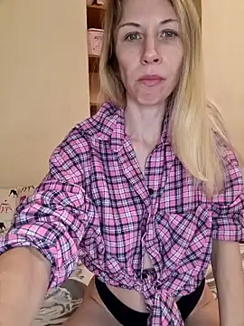 Snapshot of MissisMilk chatting on 5, 1, 2025 MissisMilk online show from 5, 1, 2025