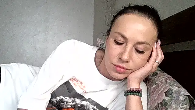 Snapshot of JulianaGold1 chatting on 12, 6, 2026 JulianaGold1 online show from 12, 6, 2026