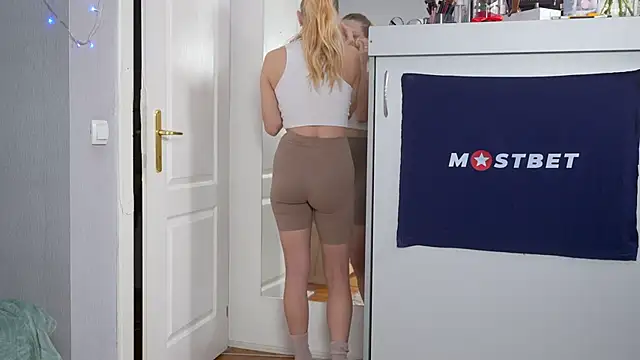 foxeslovefoxes online show from 26, 1, 2025