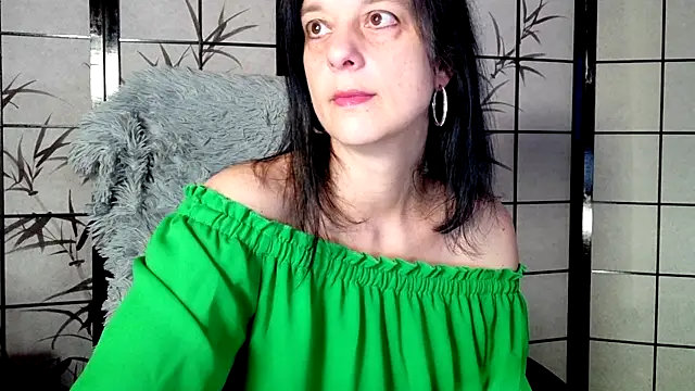 Snapshot of _Sweetlonglips_ chatting on 14, 11, 2025 Sweetlonglips online show from 14, 11, 2025