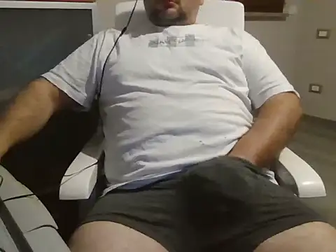 Snapshot of iron_boy80 chatting on 13, 11, 2025 iron boy80 online show from 13, 11, 2025