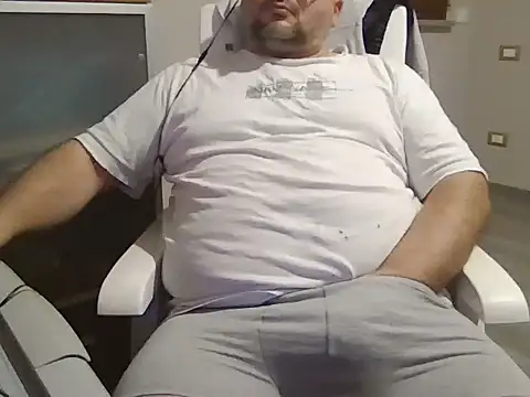 Snapshot of iron_boy80 chatting on 14, 11, 2025 iron boy80 online show from 14, 11, 2025