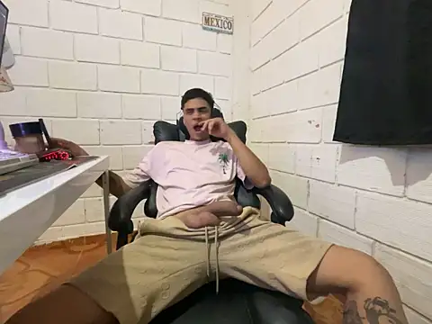 Snapshot of Max_TheHorseDick chatting on 17, 5, 2026 Max TheHorseDick online show from 17, 5, 2026