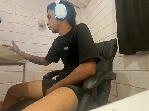 Snapshot of Max_TheHorseDick chatting on 21, 5, 2026 Max TheHorseDick online show from 21, 5, 2026