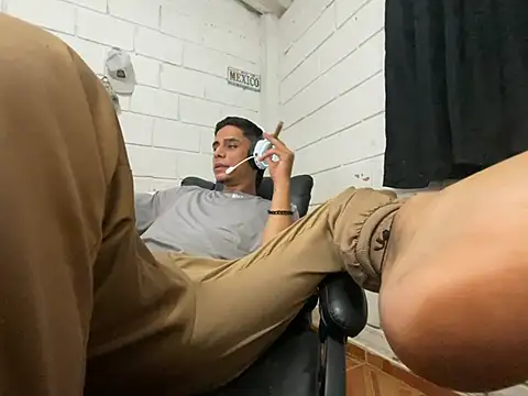 Snapshot of Max_TheHorseDick chatting on 27, 5, 2026 Max TheHorseDick online show from 27, 5, 2026