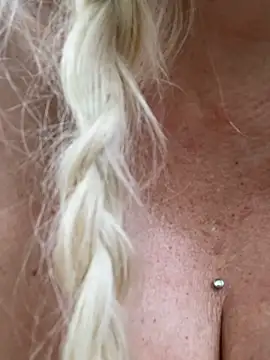 ADRIANNA FOX online show from 16, 4, 2026