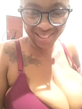 Snapshot of CuteHoney92 chatting on 5, 1, 2026 CuteHoney92 online show from 5, 1, 2026