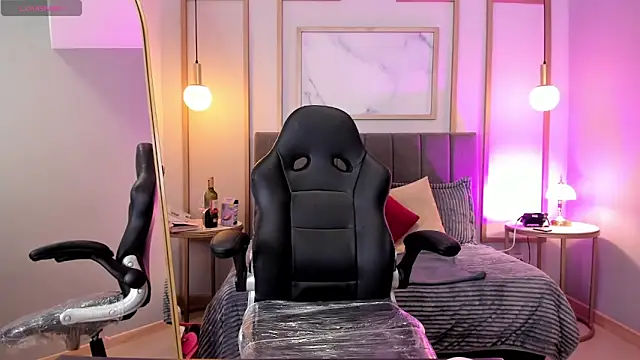 Holly madison  online show from 2, 3, 2026