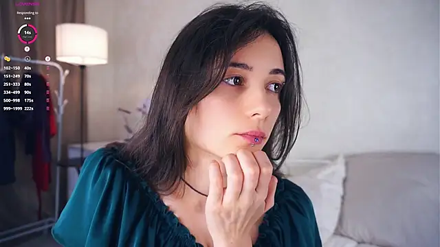 Holla Molly online show from 9, 3, 2025