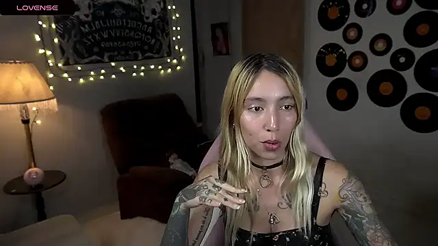 Snapshot of Saucy_Jenn chatting on 23, 3, 2025 Saucy Jenn online show from 23, 3, 2025