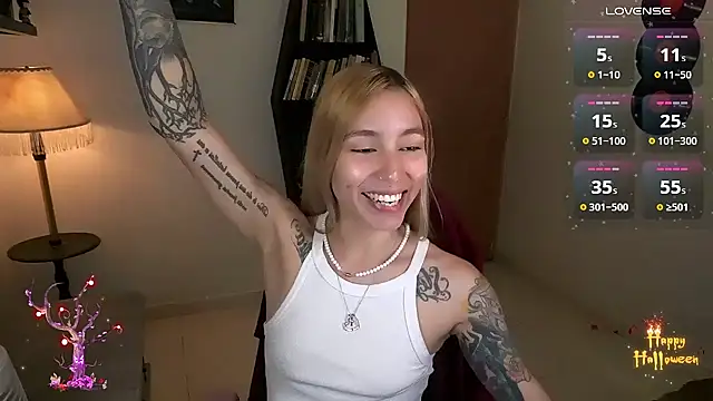 Snapshot of Saucy_Jenn chatting on 31, 10, 2025 Saucy Jenn online show from 31, 10, 2025