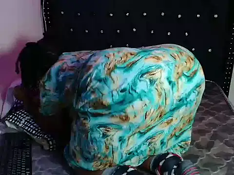 Snapshot of Toomuchbooty33 chatting on 28, 11, 2025 Toomuchbooty33 online show from 28, 11, 2025