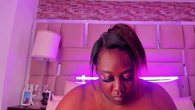 ShaniaBrownn online show from 22, 10, 2025